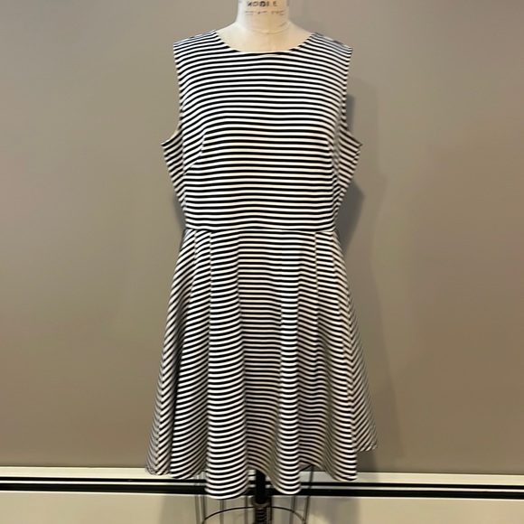 Danny & Nicole Dresses & Skirts - Danny and Nicole striped fit and flare midi sleeveless dress